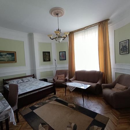 Старовинні Апартаменти У Центрі Міста Uzhhorod Luaran gambar