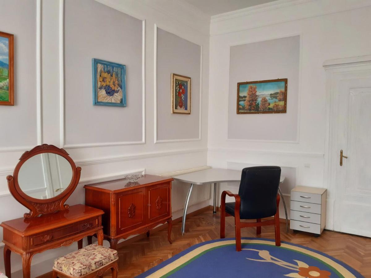 Старовинні Апартаменти У Центрі Міста Uzhhorod Luaran gambar