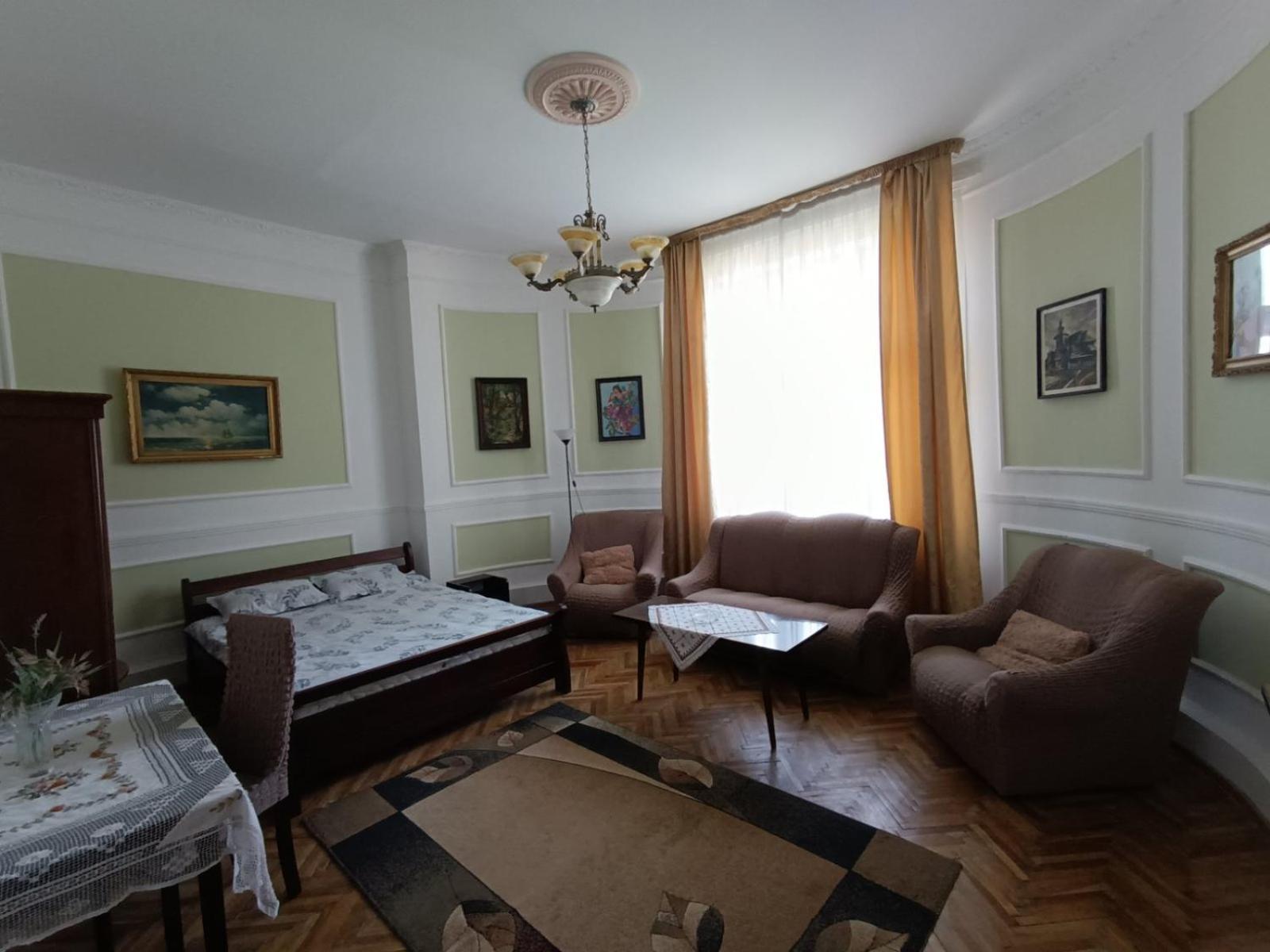 Старовинні Апартаменти У Центрі Міста Uzhhorod Luaran gambar